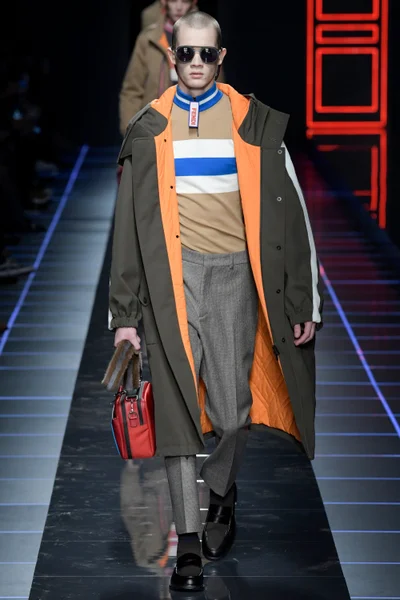 Look 18